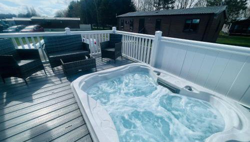 Evergreen Lodge with Hot Tub - Foto 5