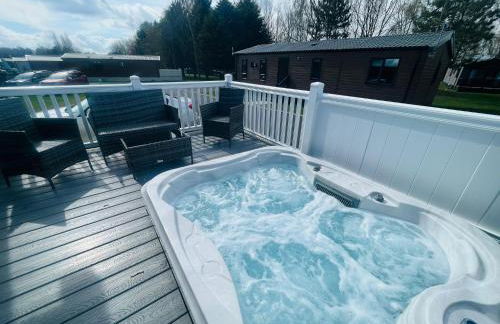 Evergreen Lodge with Hot Tub - Foto 5