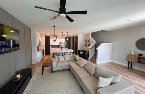 Loop, New Luxurious Large 3BR House, Sleeps 11 with Free Parking - Photo 72