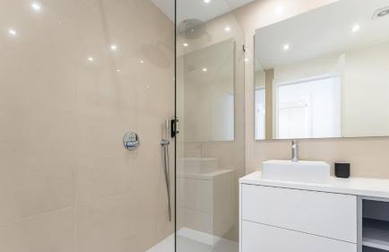 Modern 2BR w Rooftop Pool & Parking by LovelyStay - Foto 35