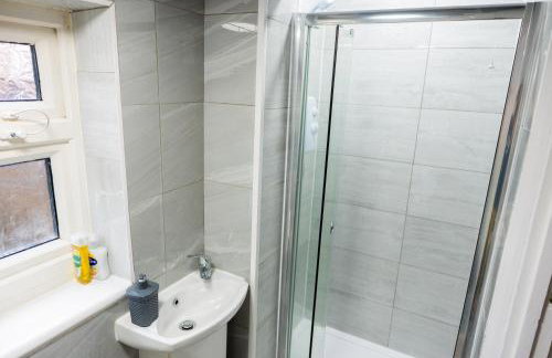 Beautiful Modern Home in London, Free Parking, Family Home, Sleeps 9, Close to Railway Station - Foto 31