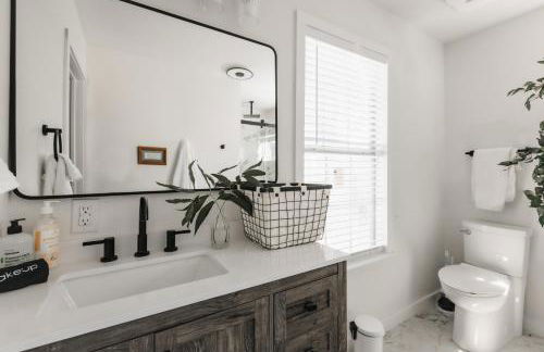 Longhorn Home with King Bed & Rain Showers Walk to DT Activities, Lake & Eateries - Foto 31