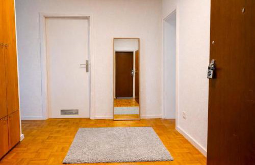 stylische 110m2 Wohnung in Top Lage mit Balkon und 2 Schlafzimmern für bis zu 6 Personen sowie kostenloser Parkgarage max 1,65m Höhe und 1,8m Breite - Foto 11