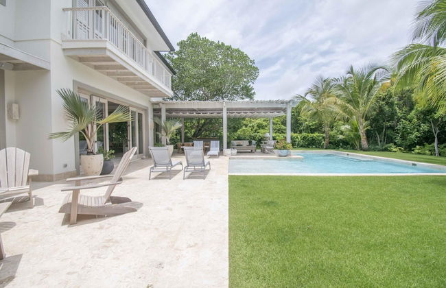 Stylish Fully-staffed Villa Near Beach and Lagoons in Exclusive Golf Resort - Photo 21