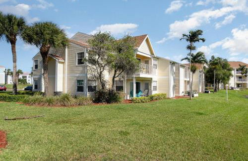 Serene Zen King Bed Condo - Half Mile from Beach - Foto 16