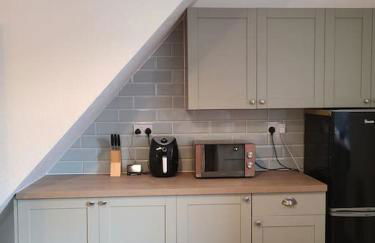 Business Friendly 2BR House Sleeps 5, Wi-Fi, Workspace & Free Parking - Foto 16