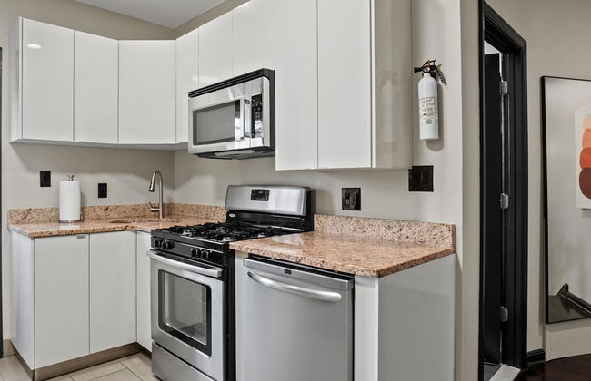 Spacious Sunny Shaw 1BR 1BA Apartment - Photo 18