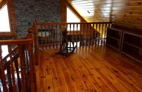 Spacious Villa Rental with a Pool for a Large Group near Catskill Mountains, New York - Photo 8