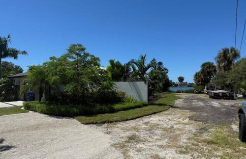 Cool ranch home with heated pool near beach - Foto 3