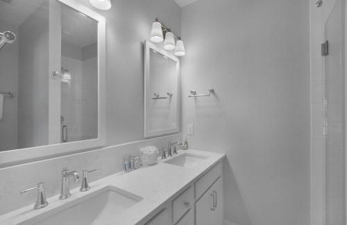 Golf Cart, 3 King Beds, Covered Rooftop Area, Half Mile to Beach! - Foto 23