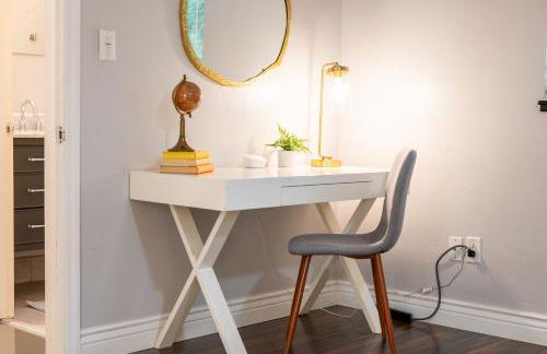 UF SUNSHINE HOUSE - Patio & BBQ - Chef Kitchen - EV Car Station - Upscale Neighborhood! - Foto 17