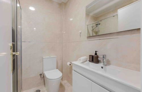Lovely 3-bedroom condo w/ free parking on premises - Foto 28