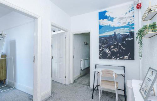 Luxury 3-Bedroom Apartment with 75-Inch TV, Fireplace & Terrace near Manchester Airport - Photo 33