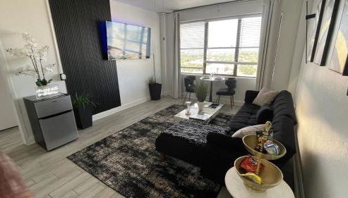 Luxe Skyrise Condo Downtown Jax - Photo 4