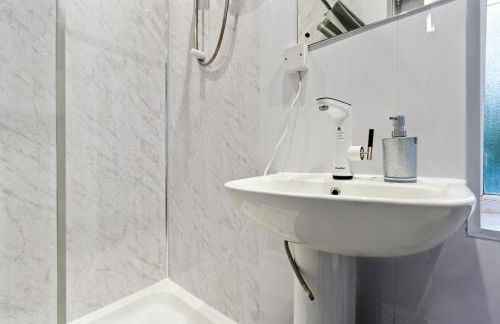 Cozy 1-Bedroom Apartment Steps from Bullring & Victoria Square - Foto 30