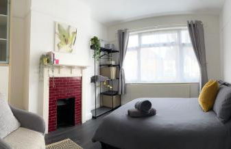 Modern four bedroom semi-detached house with off street parking 8 min drive to Wembley stadium, 5 miles to Central London - Foto 6