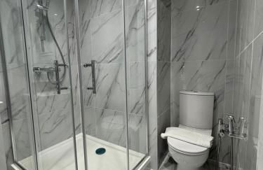 2BR Bungalow with Parking - Sunbeam Haven - Foto 39