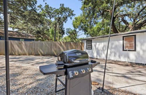 Treehouse is a Quaint 2 BR in an Up-and-Coming Part of Town, Pet Friendly with Fenced Yard and lounge area that is Close to Downtown Tampa - Foto 21