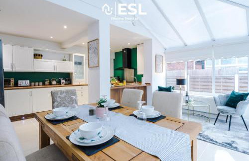 Open Plan - 3 Bedroom House - Garden and Outdoor Seating - Driveway Parking - Short Drive to City Centre - Foto 1