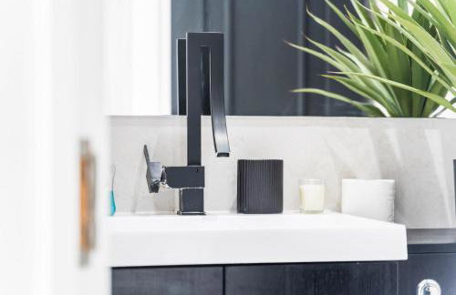 Stunning Penthouse-Style 2-Bed Uxbridge - Photo 24