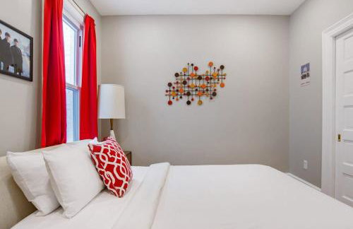 Mid-Century Marvel Steps from Restaurants Bars and Markets 3BR & 2BA - Foto 26