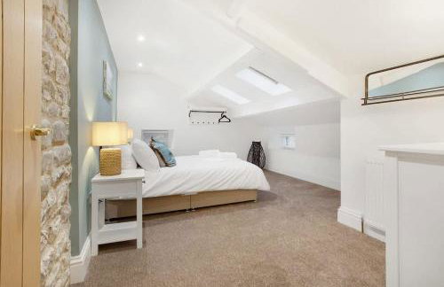 NEW! Luxurious Cottage in Durham by Stay With Us, Ideal for Large Groups & Families, Hot Tub, Sleeps 10! - Foto 34