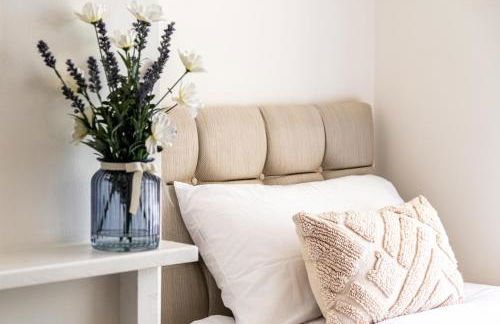 Solace Nights - Large Modern House - 4 Bedrooms - Near M6 & Spaghetti Junction - Fast WiFi - Netflix - Photo 25