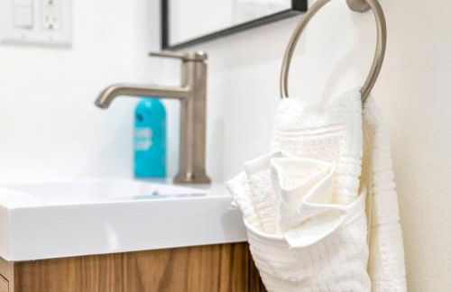 Modern Cottage, Hot Tub, Bistro Patio, Putting Green, Walk to All! - Foto 50