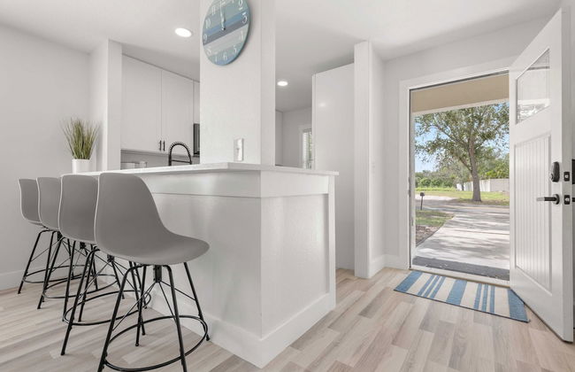 Relaxing 2BR Florida Home Close to Beach - Photo 16