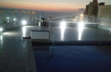 Prédio com piscina na cobertura frente ao mar,apartamento para até 6 pessoas e 3 crianças até 8 anos, churrasqueira na sacada, Wi-Fi grátis, rede de proteção, NÃO oferecemos roupas de cama e banho, 1 vaga de garagem, na Praia Grande-Vila Mirim - Foto 25