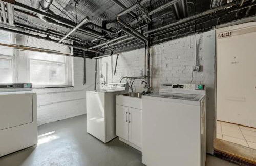 East Side Gem Steps to Brady St & McKinley Beach - Foto 12