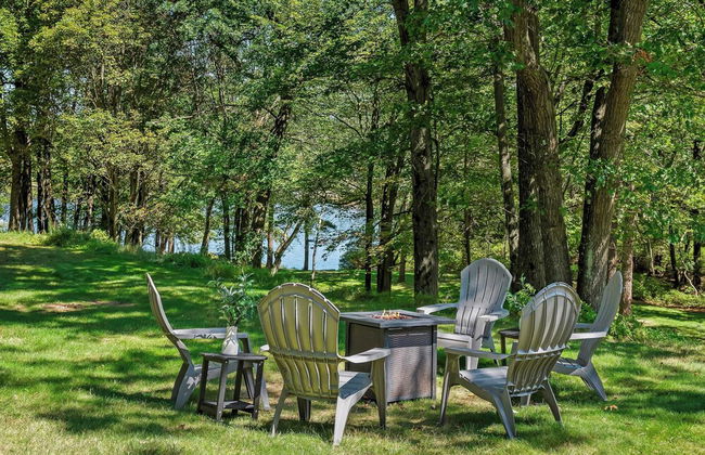 Lake It Right by Avantstay Lakefront w/ Dock, Hot Tub, Fire Pit & Game Room - Photo 31