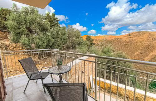 Achlades The Mountain Paradise Villas - Suite with a Private Jacuzzi, Pool, and a Balcony with an Amazing View! - Foto 17