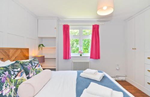 Adgestone Villa - A Luxurious Countryside Escape with Heated Pool, Near Sandown Beach, Dog Friendly in Rural Sandown - Perfect Getaway for Family & Friends - Photo 41