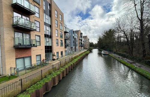 Luxury Canal-side Apartment, Hemel Hempstead, Free parking, Perfect for Contractors - Foto 5