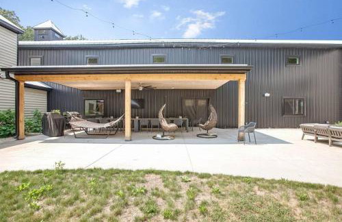 38-Acres of Luxury: 9BR, Indoor Pool, Gym, Near ND - Foto 7