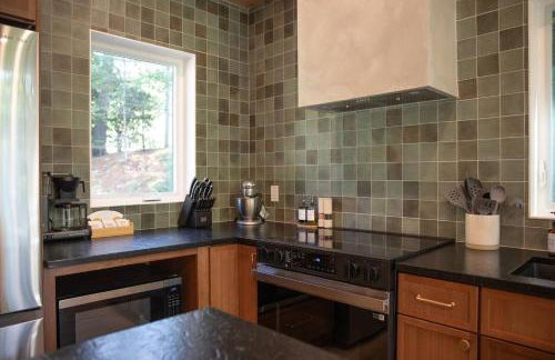 Cozy Luxury Cabin w Hot Tub, Fire Pit, King Bed - Foto 74