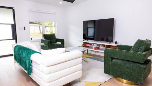 Luxe Retreat, Modern Gem with Private Backyard Oasis - Foto 3