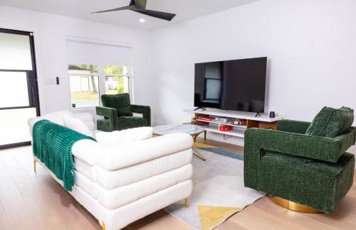 Luxe Retreat, Modern Gem with Private Backyard Oasis - Foto 3