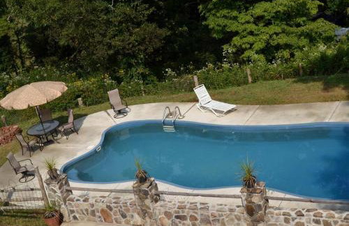 Stately Log Cabin with a Pool for a Group Getaway near Chickamauga, Georgia - Foto 7