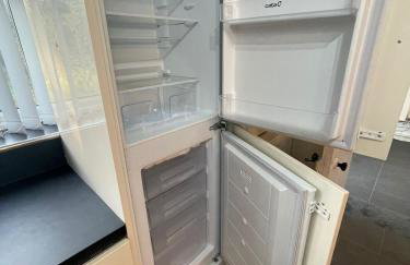 Bright Haven 6 Mins to Airport with Driveway & Garden Sleeps 7 - Foto 31