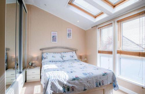 Manor 5 Lodge - 2 Bedroom Lodge - Pendine - Photo 10