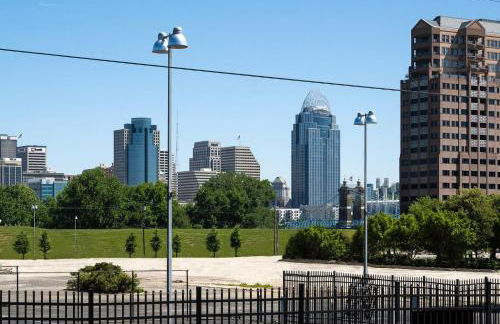 2BR Townhome with Parking - Walk to Stadiums & Downtown - Foto 15