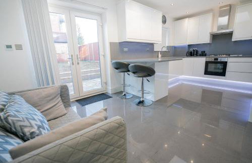 Newly Refurbished Modern 4 Bed Detached House ! - Foto 13