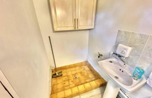 EasyRest - Spacious Detached House - 10 Beds - 5 Bedrooms - 4 Bathrooms - Secure Parking 5 Vehicles - Excellent Road Links - Perfect for Contractors & Large Groups - Foto 18