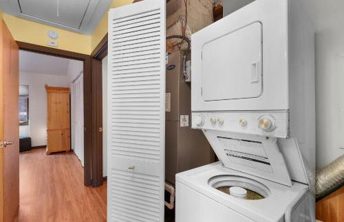 Chicadees Lake Lookout - A wood-burning fireplace, beautiful lake views, king and queen bedrooms, deck dining, and easy access t - Foto 31