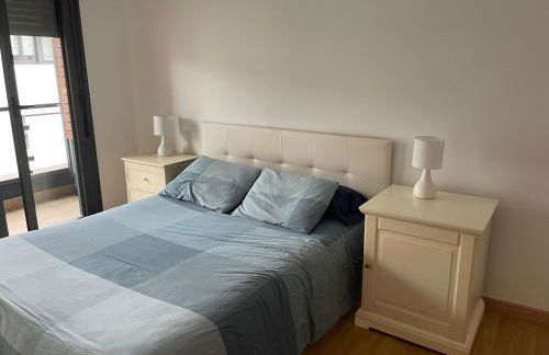 Relájate en Ramales de la Victoria, apartamento con piscina y parking - Foto 1