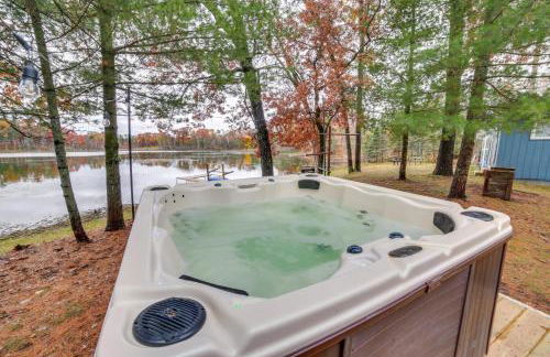 Lakefront Wisconsin Cottage with Dock and Hot Tub! - Foto 28