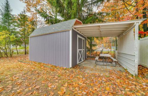 Cozy Houghton Lake Home with Fire Pit and Porch - Foto 2