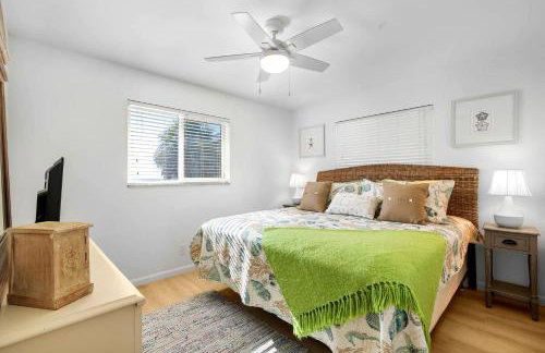 Charming Beachfront Cottage with Dock Slip and Kayaks on Little Gasparilla Island | Placida, FL - Foto 13